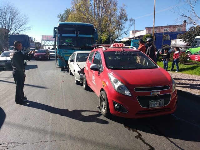 ¡Carambola entre un camión de pasajeros y dos autos dejó dos lesionados en Aguascalientes!