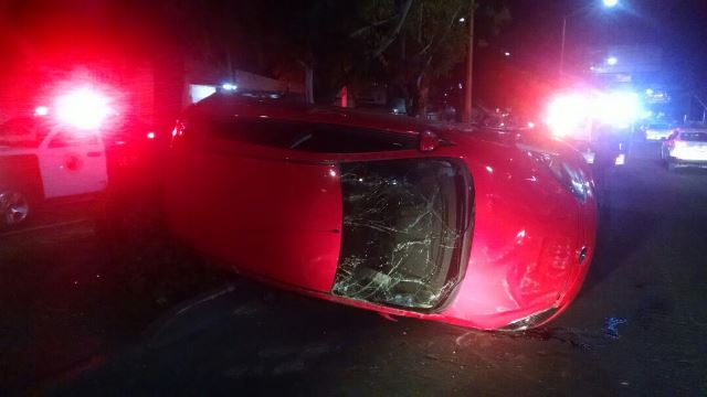 ¡Aparatoso choque-volcadura entre 2 autos dejó 2 lesionadas leves en Aguascalientes!