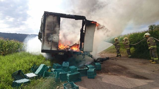 ¡Se incendió un camión de carga en Gómez Farías, Jalisco!