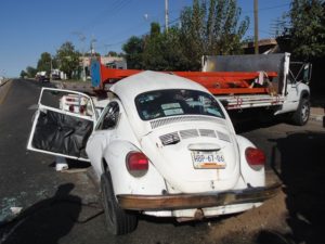 lesionado-prensado-choque-vochito-vs-camioneta-carretera-25-10