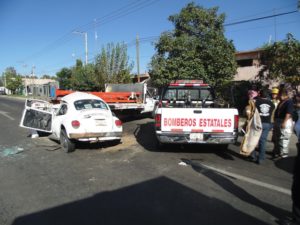 lesionado-prensado-choque-vochito-vs-camioneta-carretera-25-11