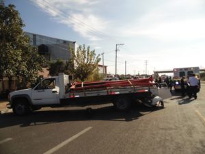 lesionado-prensado-choque-vochito-vs-camioneta-carretera-25-12