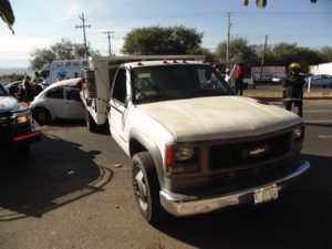 lesionado-prensado-choque-vochito-vs-camioneta-carretera-25-14