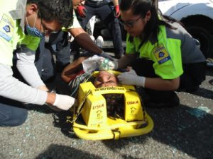 lesionado-prensado-choque-vochito-vs-camioneta-carretera-25-3