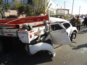 lesionado-prensado-choque-vochito-vs-camioneta-carretera-25-8
