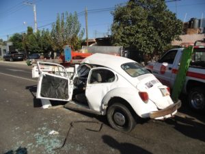 lesionado-prensado-choque-vochito-vs-camioneta-carretera-25-9