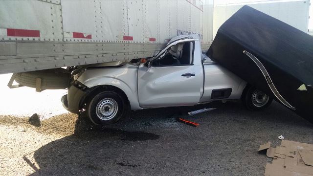 ¡Camioneta se metió debajo de un tráiler en Aguascalientes: 2 lesionados!