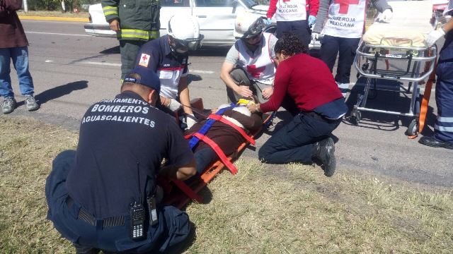 ¡3 mujeres lesionadas tras el choque entre 2 autos en Aguascalientes!