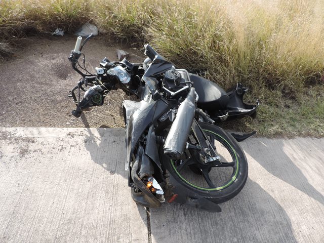 ¡3 lesionados, 2 graves, tras desigual choque entre un auto y una motocicleta en Aguascalientes!