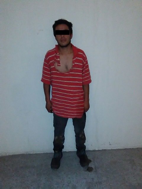 ¡Sujeto amenazó a su familia con un cuchillo en Aguascalientes y su perro atacó a los oficiales!