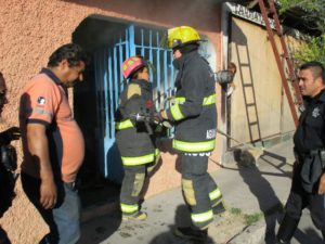 rescatan-policias-preventivos-a-3-personas-de-incendio-domiciliario-en-el-ojocaliente-iii-12