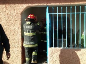 rescatan-policias-preventivos-a-3-personas-de-incendio-domiciliario-en-el-ojocaliente-iii-13