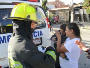 rescatan-policias-preventivos-a-3-personas-de-incendio-domiciliario-en-el-ojocaliente-iii-6