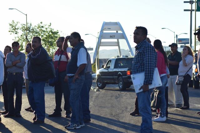 ¡Taxistas bloquean avenida en Aguascalientes para exigir entrega de concesiones!