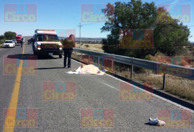 ¡Tráiler embistió a 2 motociclistas en Ojuelos: 1 muerto y 1 lesionada grave!