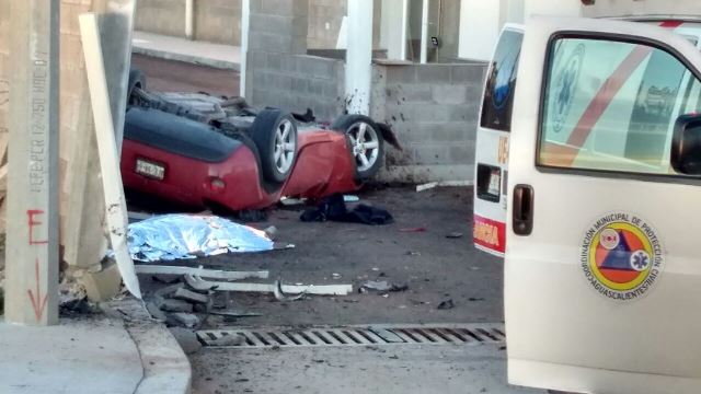 ¡Impresionante volcadura de un auto dejó 1 muerto y 1 lesionado grave en Aguascalientes!