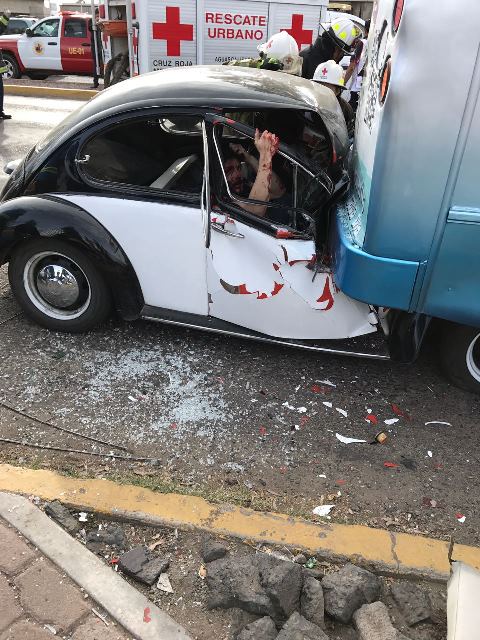 ¡“Vochito” se metió debajo de un camión urbano en Aguascalientes: 3 lesionados!