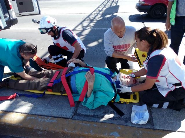 ¡Adulto mayor lesionado tras ser atropellado por un automóvil en Aguascalientes!