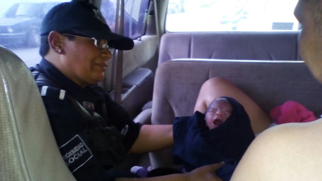 ¡Policías municipales de Jesús María, Aguascalientes, auxiliaron a una mujer en labor de parto!