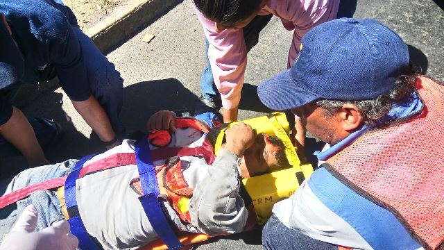 ¡Empleado municipal resultó lesionado tras ser atropellado por veloz automóvil en Aguascalientes!