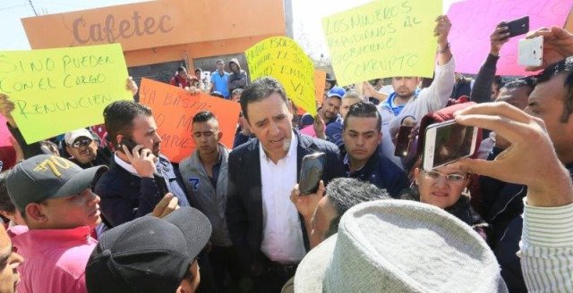 ¡Gobernador Alejandro Tello atiende a mineros y les explica alcance del impuesto ecológico!