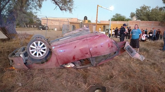 ¡3 hombres se salvaron de morir tras volcarse y partirse en dos un auto en Aguascalientes!