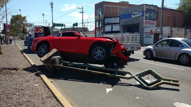 ¡Adolescente destrozó el flamante automóvil de su papá tras un accidente en Aguascalientes!