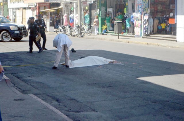 ¡Ciclista murió aplastado por un camión urbano en Aguascalientes!