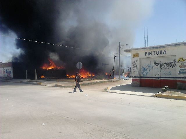 ¡Impresionante incendio en un predio en Aguascalientes consumió 2 remolques!