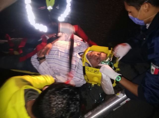 ¡Agoniza joven automovilista que chocó contra una pipa en Aguascalientes!