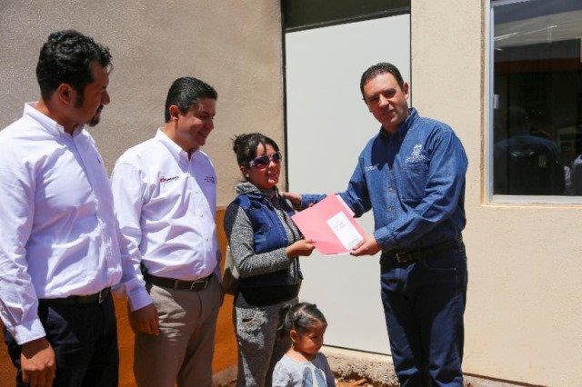 ¡Gobernador Alejandro Tello entrega 63 nuevas viviendas y 221 escrituras a familias de escasos recursos!