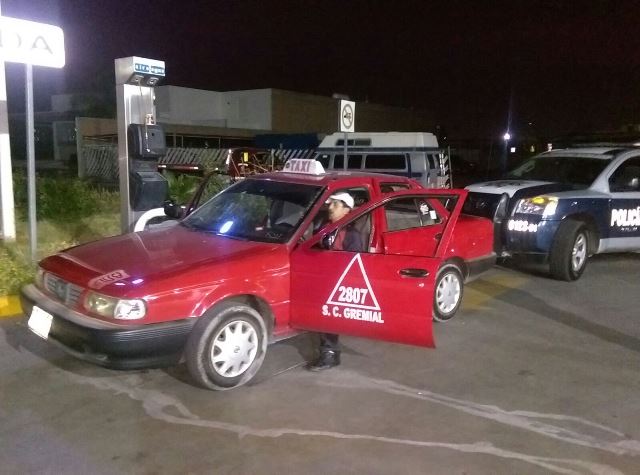 ¡2 sujetos asaltaron una gasolinera y a un taxista, al que apuñalaron, en Aguascalientes!