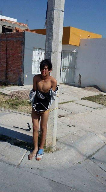 ¡Adolescente ladrón fue golpeado, desnudado y amarrado a un poste en Aguascalientes!
