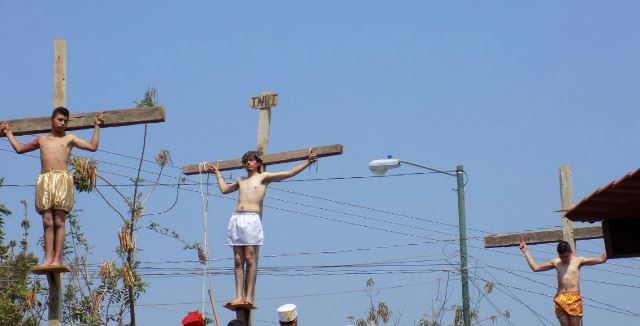 ¡Judas muere ahorcado de verdad en plena procesión en Tancítaro, Michoacán!