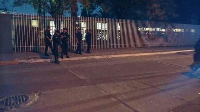 ¡Siguen apareciendo narco-mantas en Aguascalientes: ahora afuera de una secundaria!