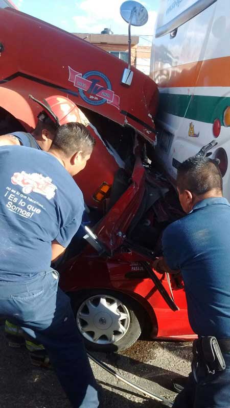 ¡Camión de transporte de personal y trailer aplastan a un taxi en Aguascalientes; un muerto y un herido!