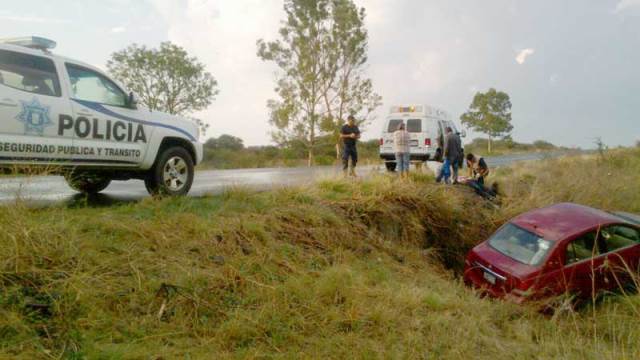 ¡Volcadura de un auto en Lagos de Moreno dejó 1 lesionado!