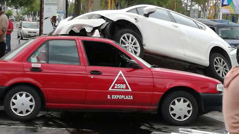 ¡Chocan dos autos y uno terminó encima del otro en Aguascalientes!
