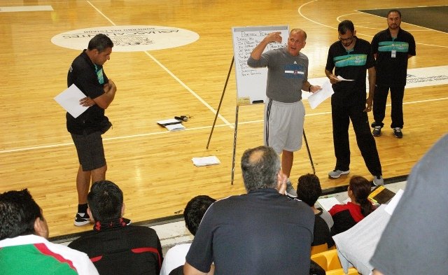 ¡La clínica de baloncesto del IDEA con  Bob Mackinnon Jr. llegó a Tepezalá!