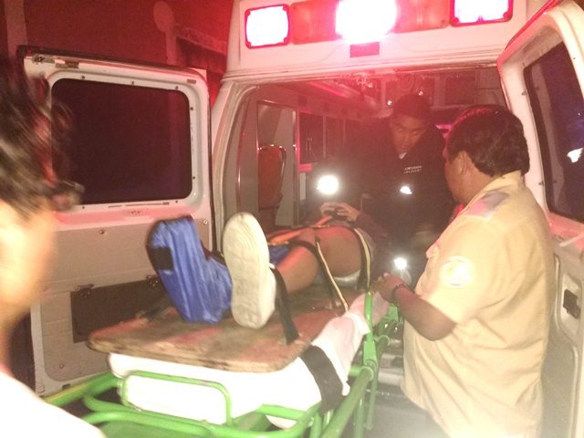 ¡2 jovencitas lesionadas tras choque entre una motocicleta y un auto en Lagos de Moreno!