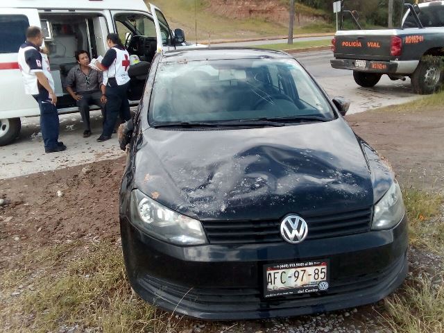 ¡Hombre salió ileso pese a impresionante volcadura de su auto en Aguascalientes!