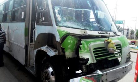 ¡Choque de 2 camiones urbanos en Aguascalientes dejó 3 lesionados!
