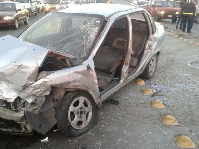 ¡5 lesionados tras choque frontal entre 2 automóviles en Aguascalientes!