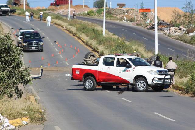 ¡1 muerto y 1 lesionado grave tras la volcadura de una camioneta en Zacatecas!