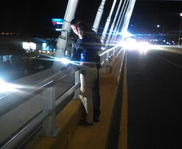 ¡Mujer quería lanzarse de un puente vehicular en Aguascalientes y policías municipales lo impidieron!
