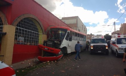 ¡Camión urbano se estrelló contra un bar en Lagos de Moreno: 10 lesionados!