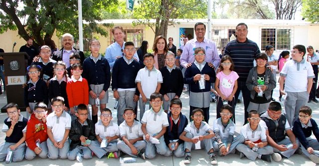 ¡IEA y Fundación Ver Bien para Aprender Mejor entregan anteojos a más de 2 mil alumnos de primaria!