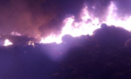 ¡Se incendió una chatarrera en Aguascalientes y los bomberos tardaron 8 horas en apagar el fuego!