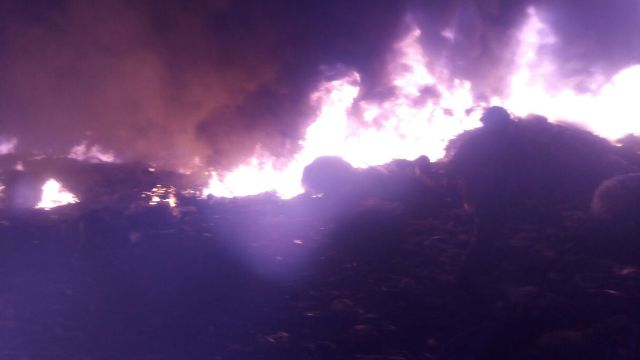 ¡Se incendió una chatarrera en Aguascalientes y los bomberos tardaron 8 horas en apagar el fuego!