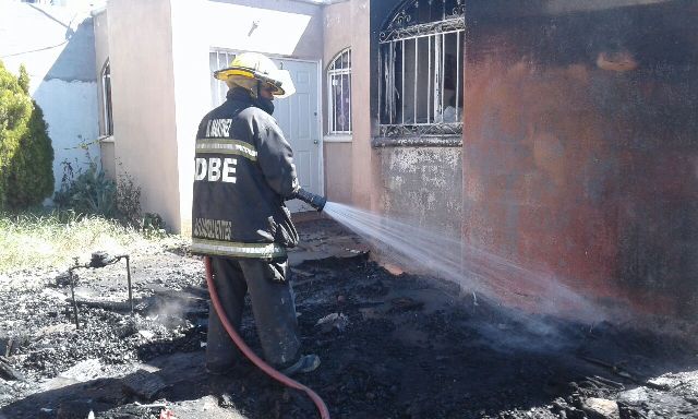 ¡Rescataron a 2 jóvenes de una casa que se incendiaba en Aguascalientes!